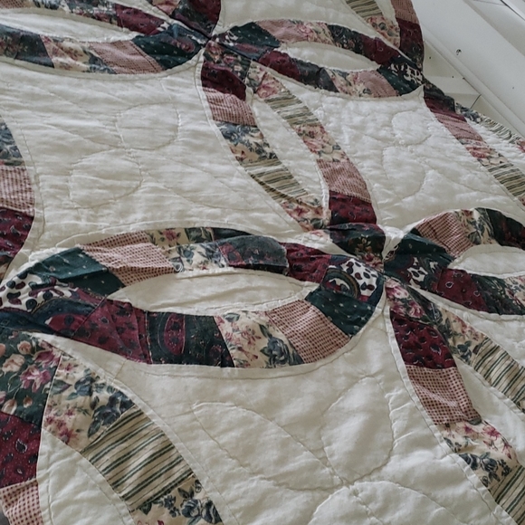 Twin scalloped edge patchwork quilt in ivory burgandy, green & tan. Approx 82x67 - Picture 4 of 7